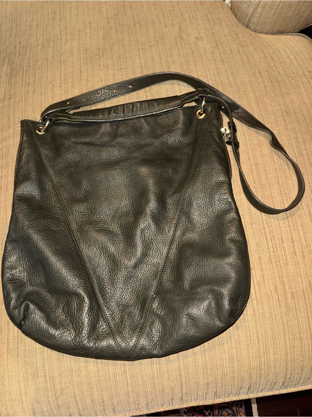 Dark green pour la victors Leather Shoulder Bag. Classic Everyday Tote